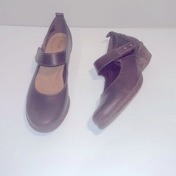 Clarks Mary Jane artisan leather brown 1.5” heel - Picture 1 of 4